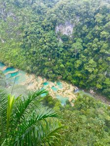 Les piscines naturelles de Semuc Chmapey vues du mirador